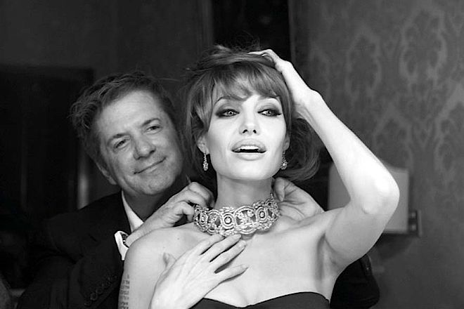 Robert Procop pomaga włożyć Angelinie Jolie naszyjnik Elise. Biżuteria Angeliny Jolie na sprzedaż!