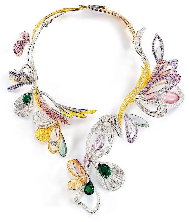 Naszyjnik Boucheron Bouquet d'Ailes: szmaragdy, kolorowe szafiry, diamenty i drobne kamienie. Klejnoty w gąszczach liści
