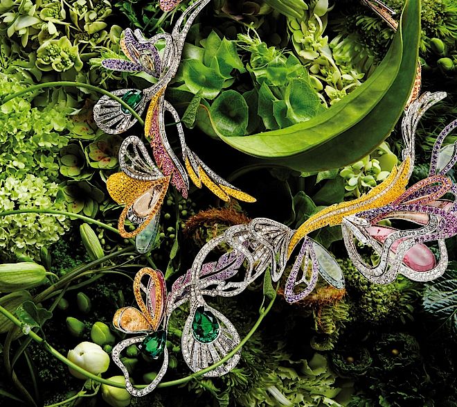 Naszyjnik Boucheron Bouquet d'Ailes: szmaragdy, kolorowe szafiry, diamenty i drobne kamienie. Klejnoty w gąszczach liści