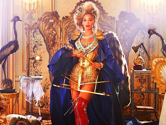 Beyonce w kreacji DSquare2. Perłowa Beyonce w stylu lat 90. 