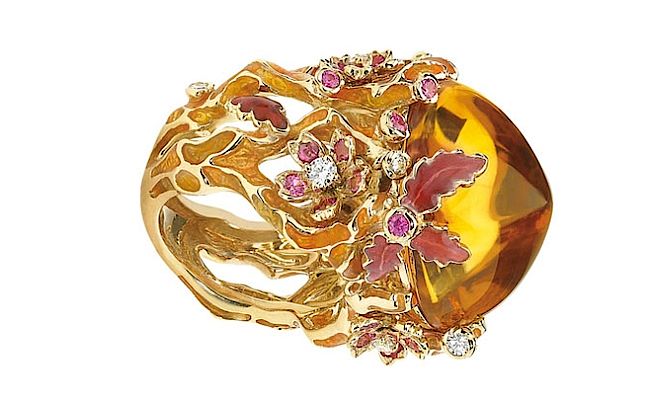 Pierścień Diorella by Dior, w żółtym złocie z diamentami, cytrynem, różowymi szafirami i emalią. Pierścionki z cytrynem hitem największych firm jubilerskich