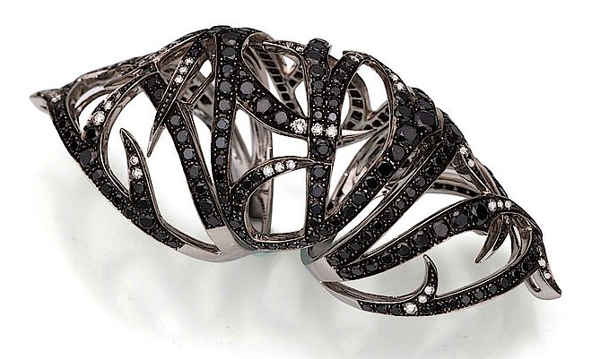 Pierścień Thorn Stephena Webstera w białym złocie z czarnymi brylantami. Biżuteria w gotyckim stylu