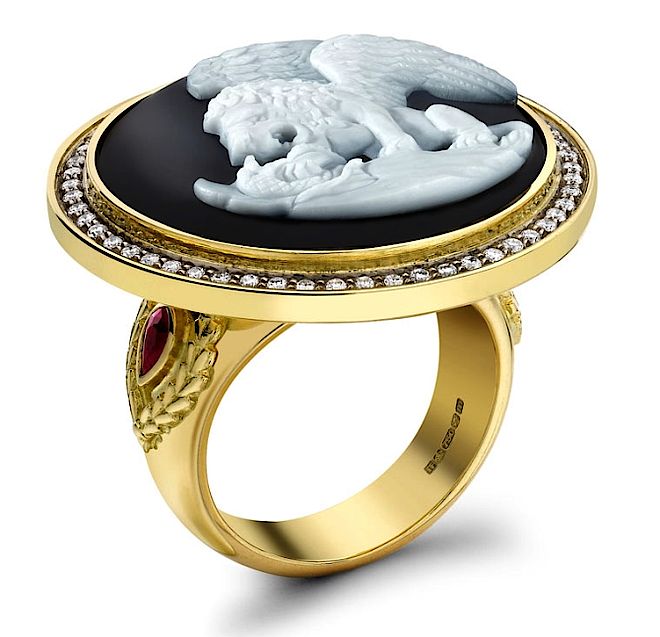 Pierścień z kameą Theo Fennell w żółtym złocie, z agatem, diamentami i rubinami. Biżuteria w gotyckim stylu