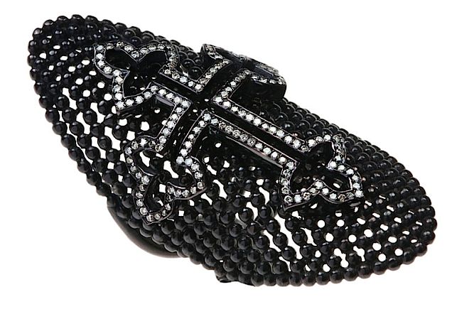 Pierścień z krzyżem Nikos Koulis z czarnymi i białymi diamentami. Biżuteria w gotyckim stylu