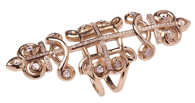 Pierścień Nikos Koulis z motywem krzyża w różowym złocie. Biżuteria w gotyckim stylu