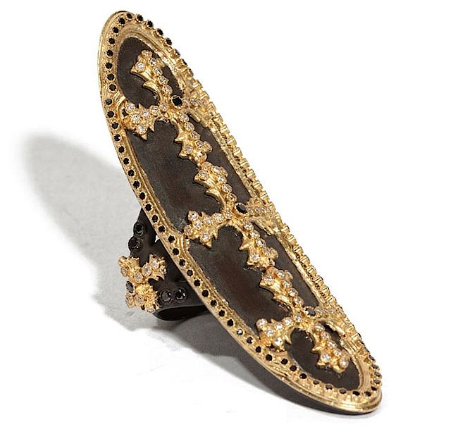 Pierścień-tarcza Armenta w złocie i utlenionym srebrze. Biżuteria w gotyckim stylu