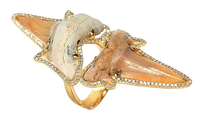 Pierścionek Borgioni z zębem rekina i diamentami. Biżuteria na gorące dni i ciepłe noce 