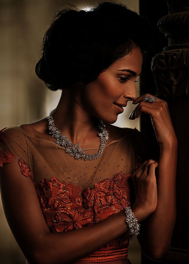 Modelka w diamentowym naszyjniku, bransoletce i pierścionku Nirav Modi