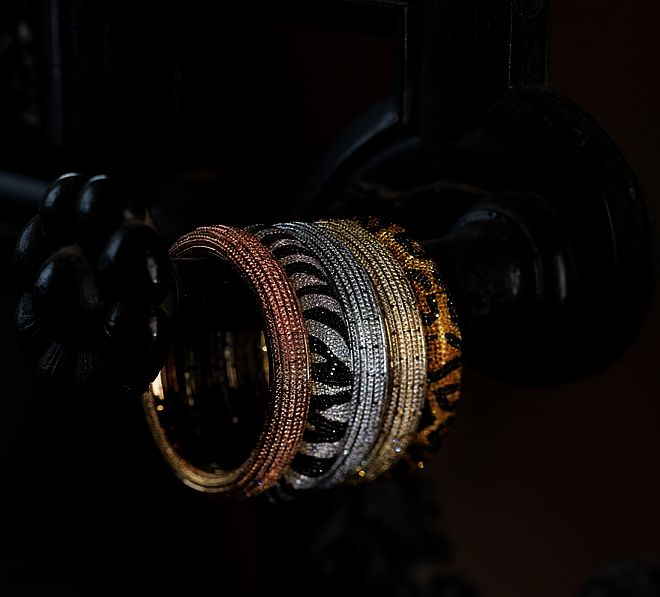 Bransoletki Nirav Modi, każda zawiera 800 okrągłych diamentów