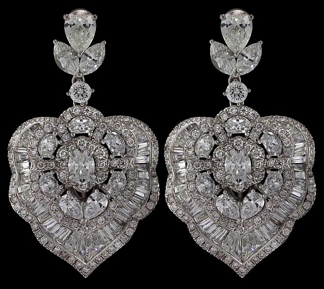 Kolczyki Nirav Modi z diamentami w szlifie owalnym, gruszkowym, markizowym, bagietkowym i Mughal. Biżuteryjne inspiracje dla panny młodej