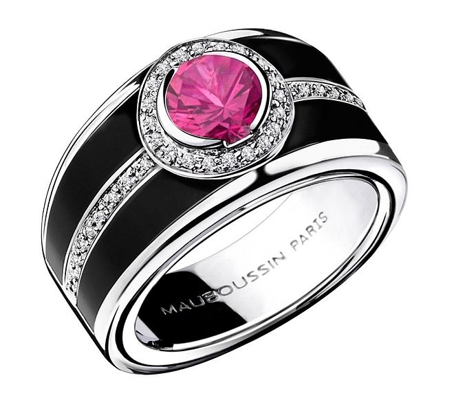 Pierścień pokryty czarną emalią z diamentami i różowym szafirem. Dostępna jest również wersja z niebieskim szafirem lub czarnym diamentem