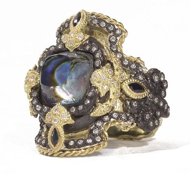 Pierścień wykonany w 18-karatowym złocie i srebrze z niebieskim topazem, niebieskimi szafirami i muszlą z uchowca. Armenta Collection