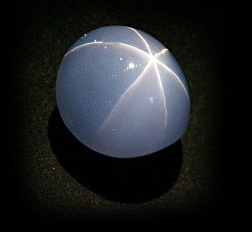 Gwiazda Indii - szafir koloru szarawo niebieskiego o masie 563.35 karatów