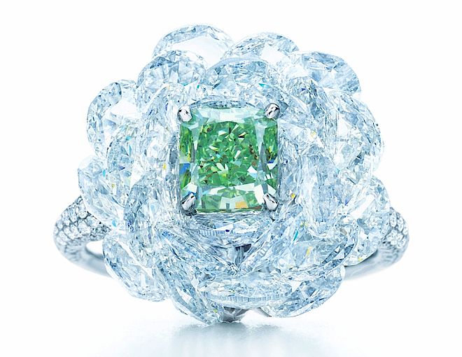 Pierścień Tiffany z zielonym brylantem. (Oto najnowszy Blue Book Tiffany'ego)