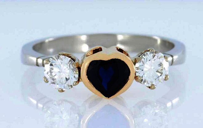 Pierścionek z brylantami i szafirem w kształcie serca. Pierścionki zaręczynowe w Galerii BiżuBizarre