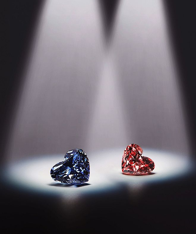 Dwa diamenty w kształcie serca – Argyle Celestial (z lewej) i dopasowany różowy diament. Najrzadsze kolorowe diamenty na świecie