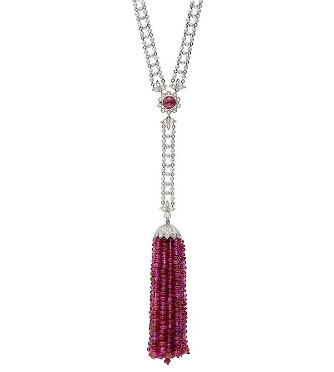 Naszyjnik z rubinami, diamentami i perłami. Jesień 2013: biżuteria z wybiegów mody