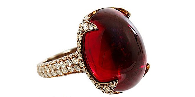 Pierścień Sidney Garber z rubelitem i diamentami. Jesień 2013: biżuteria z wybiegów mody