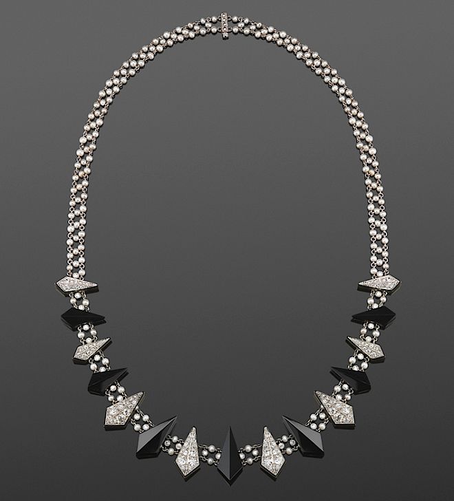 Naszyjnik Art Deco z onyksem i naturalnymi perłami. Jesień 2013: biżuteria z wybiegów mody