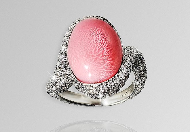 Pierścień David Morris z ponad 12-karatową perłą muszlową. Różowe perły - pożądane cuda natury