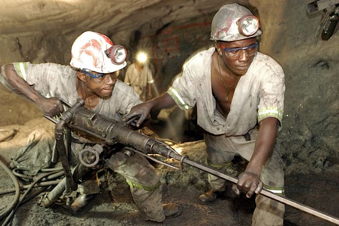 Górnicy w kopalni tanzanitu. Tanzanit: 1000 razy rzadszy od diamentu