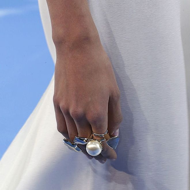 Pierścionki na kilka palców: Dior. Vogue: trendy w biżuterii jesień/zima 2013-2014, część 3