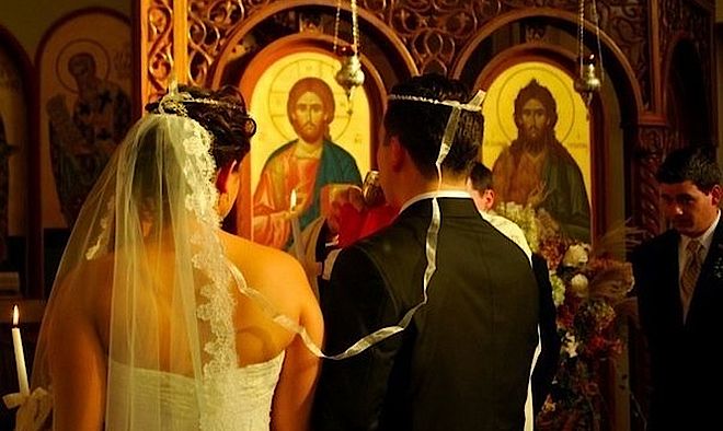 Greccy nowożeńcy. Na głowach Stefana, tradycyjna grecka korona ślubna. Światowe tradycje ślubne 